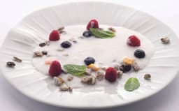 Yogurt greco, latte di cocco, amaretti, frutti di bosco e non solo