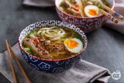 Ramen con maiale, uova, pakchoi, porro .....