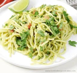 Noodles di riso, avocado, ginger, lime, mandorle, bottarga, pepe rosa