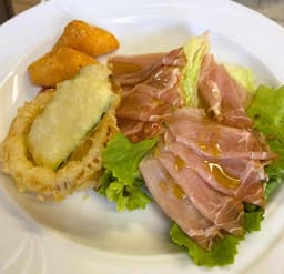 Antipasto misto di terra: carne salata poco salata, salva in crosta di patate, verdure fritte in pastella (G)