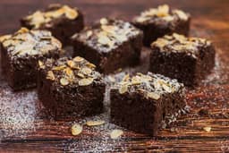 Brownies al cioccolato, mandorle, nocciole, zabaione