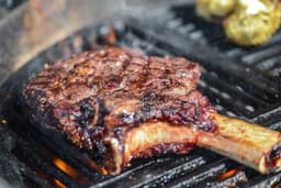 Costata di scottona irlandese e verdure alla griglia, patate arrosto € 6,5/hg