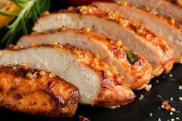 Petto di faraona cotto nel fumo di alloro e ginepro, insalata di Cesare al salto (G)