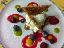 Cialda di croccante con mousse di mascarpone e piccoli frutti (L.G)