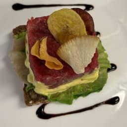 Battuta di scottona alla tartara, salsa remoulade