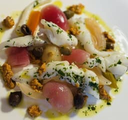 Tavolozza di merluzzo nero, topinambur marinati, pesto di pomodoro secco, guacamole, crosstini