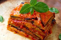 Parmigiana di melenzane e zucchine, pesto e fonduta allo yogurt greco
