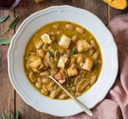 Zuppa di funghi, cotenne, zucca e fagioli